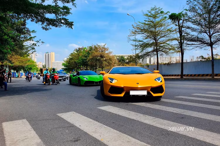 Dàn siêu xe trăm tỷ xuất hiện tại TP HCM với những cái tên nổi bật như Lamborghini Aventador, Lamborghini Urus, Lamborghini Huracan, Ferrari 488 SVR, Cheverolet Corvette C7 ZO6 Convertible, Ferrari 599 GTB... và đặc biệt có cả sự góp mặt của "thần gió" Pagani Huayra của đại gia siêu xe Minh nhựa...