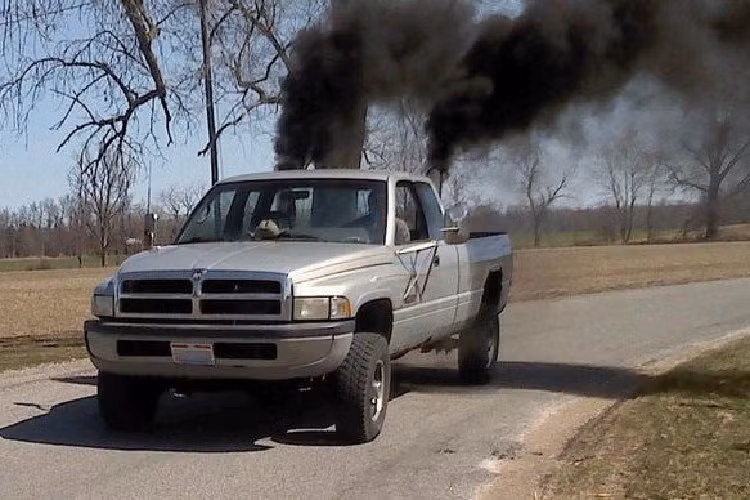 Ống xả xịt khói: Nhiều người luôn tìm cách can thiệp vào hệ thống ống xả để chiếc xe hơi có thể xì ra nhiều khói khi nhấn ga. Đáng tiếc với bản độ này, những cột khói đen thải ra môi trường chỉ khiến chiếc xe trở nên phản cảm và có thể bị phạt nặng.