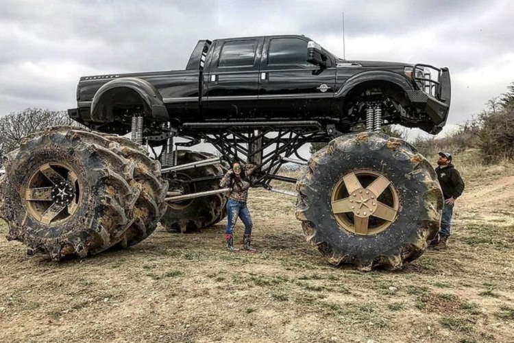 Bán tải “chân dài”: Với việc bổ sung lốp và hệ thống thủy lực mới, chiếc xe bán tải như lơ lửng giữa độ cao và to gấp đôi bình thường. Bản độ này thực sự không an toàn khi di chuyển nơi công cộng. Chưa kể người lái khó khăn khi ra/vào xe.