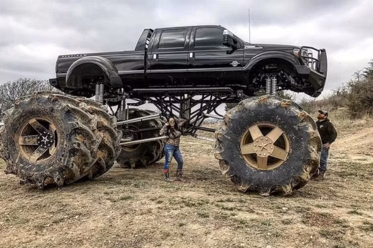 Bán tải “chân dài”: Với việc bổ sung lốp và hệ thống thủy lực mới, chiếc xe bán tải như lơ lửng giữa độ cao và to gấp đôi bình thường. Bản độ này thực sự không an toàn khi di chuyển nơi công cộng. Chưa kể người lái khó khăn khi ra/vào xe.