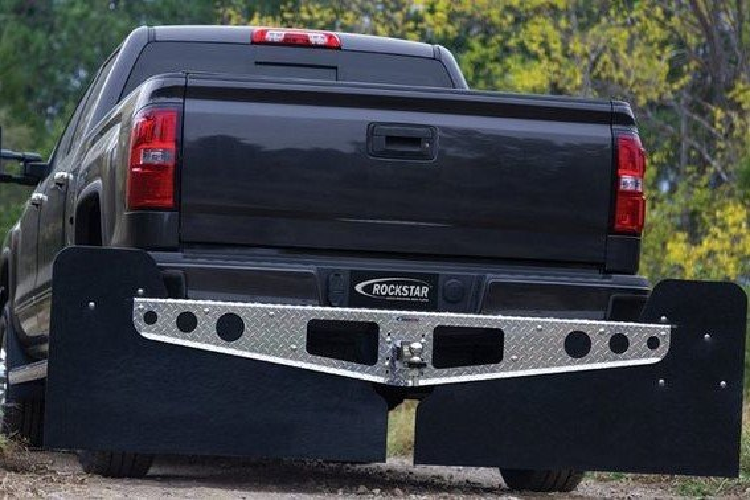 Chắn bùn cỡ lớn: Chắn bùn là bộ phận không thể thiếu trên xe bán tải, nhất là khi vận hành trong điều kiện thời tiết xấu, đường lầy lội. Nhưng khi bạn cố tình trang bị một chiếc chắn bùn quá khổ sẽ phản tác dụng. Chiếc chắn bùn cục mịch này sẽ làm giảm hiệu suất vận hành của chiếc xe do sức cản gió quá lớn.