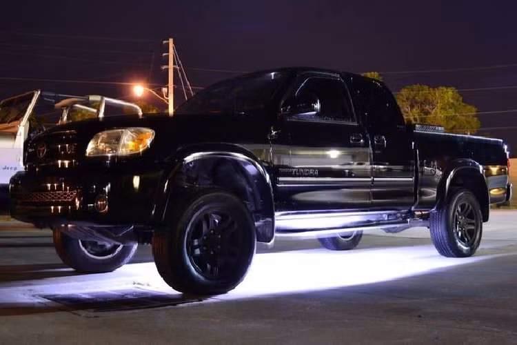 Độ đèn LED gầm bán tải: Hệ thống đèn LED đặt dưới gầm xe giúp chiếc xe trở nên nổi bật nhưng nó sẽ khiến những phương tiện khác khó chịu. Theo ô tô 360, đây có thể là hành vi vi phạm Luật tại một số quốc gia.