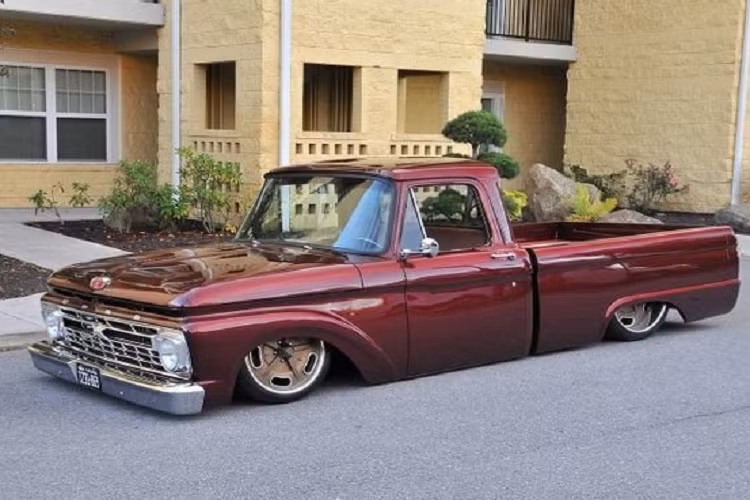 Hạ gầm: Sau khi hạ gầm, chỉ cao khoảng 3 cm so với đoạn đường, chiếc xe khó có thể vượt qua đoạn đường mấp mô hoặc "leo" qua gờ giảm tốc. Việc hạ gầm quá thấp khiến chiếc xe như một con sên trần bò trên đường và nhận được ánh mắt hiếu kỳ của người xung quanh.