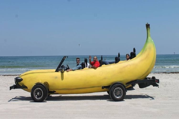 Bán tải chuối: Bỏ ra 2 năm và 25.000 USD để biến chiếc xe thành một quả chuối dài khoảng 7 m. Thế nhưng hình dáng kỳ dị của chiếc xe khiến chủ nhân thường xuyên gặp rắc rối với cảnh sát.
