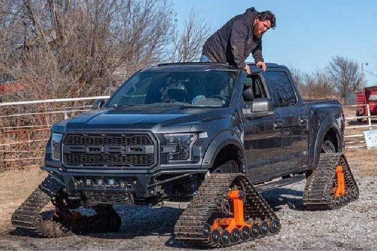 Bán tải bánh xích: Bằng cách tháo bỏ 4 lốp và thay vào đó là hệ thống bánh xích kiểu xe tăng trông lạ mắt nhưng chủ xe sớm nhận quả đắng. Chiếc xe lăn bánh trên đường một cách khó nhọc và thường xuyên gặp sự cố. Nhìn là biết chiếc xe không thể off-road với bộ "lốp" trên.