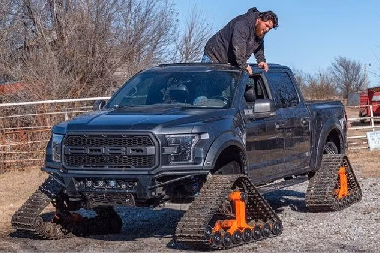 Bán tải bánh xích: Bằng cách tháo bỏ 4 lốp và thay vào đó là hệ thống bánh xích kiểu xe tăng trông lạ mắt nhưng chủ xe sớm nhận quả đắng. Chiếc xe lăn bánh trên đường một cách khó nhọc và thường xuyên gặp sự cố. Nhìn là biết chiếc xe không thể off-road với bộ "lốp" trên.