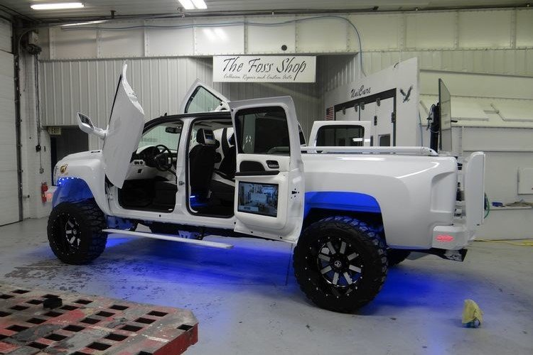 Độ cửa dạng "cắt kéo": Dù mất nhiều tiền và công sức cho việc chế tạo cửa "cắt kéo" giống siêu xe nhưng bạn sẽ khó lòng nhận được sự tán thưởng. Một chiếc xe có dáng vẻ đồ sộ, cánh cửa vuông vức như xe bán tải không phù hợp với bộ cửa sang chảnh, quý phái này.