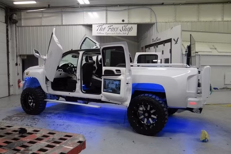 Độ cửa dạng "cắt kéo": Dù mất nhiều tiền và công sức cho việc chế tạo cửa "cắt kéo" giống siêu xe nhưng bạn sẽ khó lòng nhận được sự tán thưởng. Một chiếc xe có dáng vẻ đồ sộ, cánh cửa vuông vức như xe bán tải không phù hợp với bộ cửa sang chảnh, quý phái này.