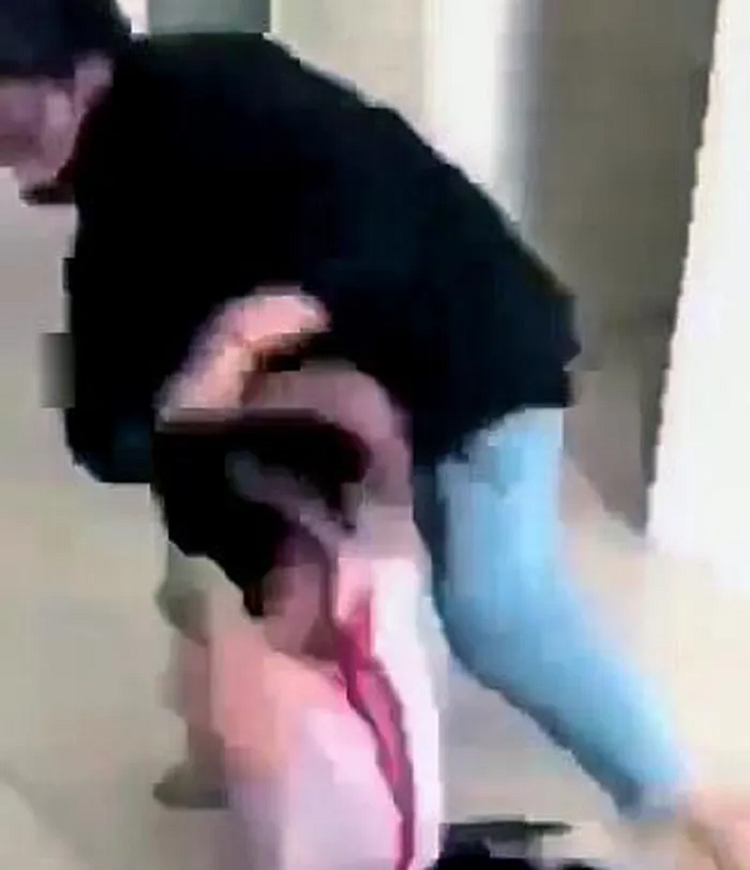 Bon hoc sinh bi ky luat vi dung chan da vao dau ban