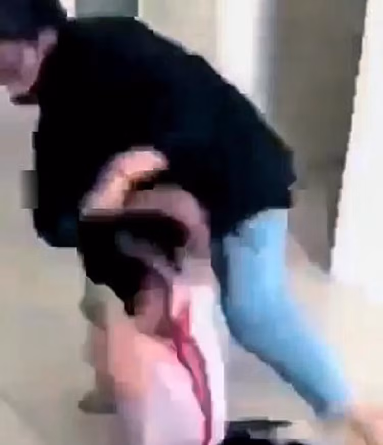 Bon hoc sinh bi ky luat vi dung chan da vao dau ban