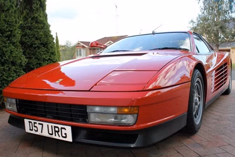 Chiếc Ferrari Testarossa hơn 30 tuổi này này là món quà sinh nhật lần thứ 40 của ông từ hãng thu âm MCA Records. Trải qua hơn 3 thập kỷ, chiếc xe vừa được bán với giá 300.000 USD (khoảng hơn 6,9 tỷ đồng).