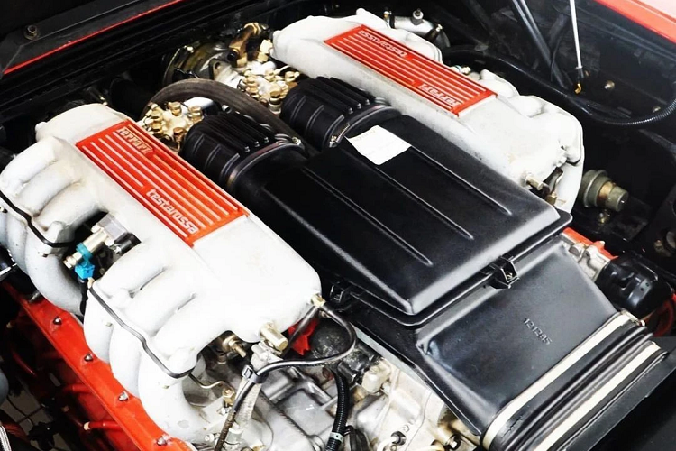 Nhờ đó, chiếc Testarossa có khả năng tăng tốc 0-100 km/h trong 5,2 giây, tốc độ tối đa đạt 290 km/h. Động cơ là loạt V12, dung tích 4.9L, hút khí tự nhiên, sản sinh công suất lên đến 390 mã lực và mô-men xoắn 490 Nm.
