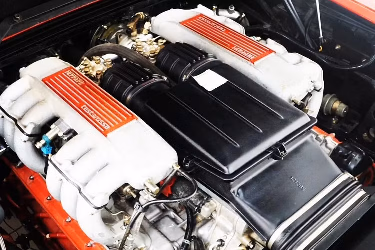 Nhờ đó, chiếc Testarossa có khả năng tăng tốc 0-100 km/h trong 5,2 giây, tốc độ tối đa đạt 290 km/h. Động cơ là loạt V12, dung tích 4.9L, hút khí tự nhiên, sản sinh công suất lên đến 390 mã lực và mô-men xoắn 490 Nm.