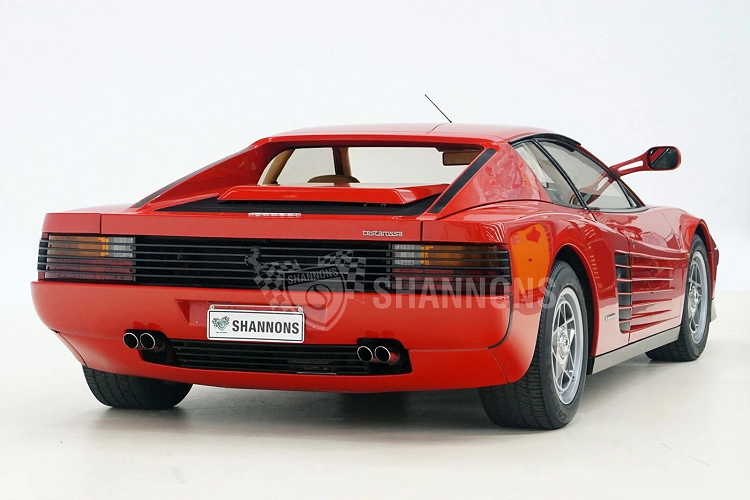 Chiếc Ferrari Testarossa từng của Elton John đã được bán đấu giá tại một sự kiện tại TP Melbourne, Australia. Dự kiến chiếc siêu xe Italy thu được 216.000 - 250.000 USD, tuy nhiên lại vượt ngoài kỳ vọng khi thu về 300.000 USD.
