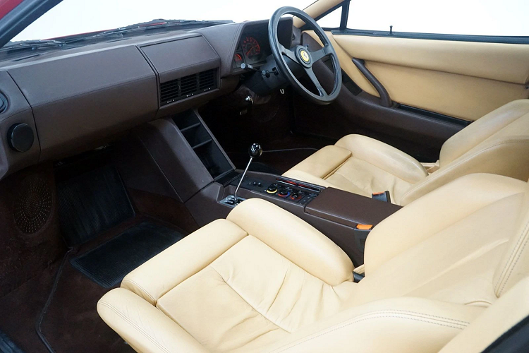 Nội thất được bọc da màu nâu sáng, kết hợp với thảm màu nâu sậm hơn. Chủ nhân tương lai sẽ được cung cấp thêm bộ sửa chữa nguyên bản đi kèm với xe. ODO của chiếc siêu xe Ferrari Testarossa dừng lại ở con số 17.273 km.