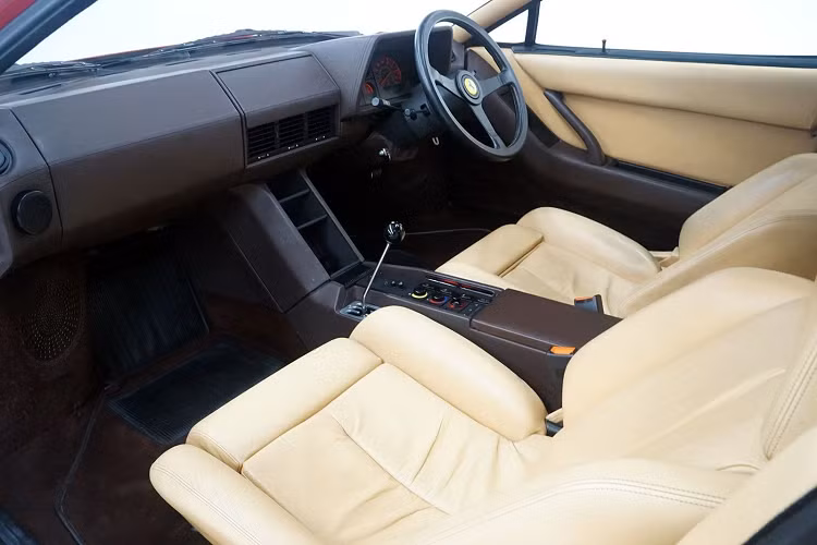Nội thất được bọc da màu nâu sáng, kết hợp với thảm màu nâu sậm hơn. Chủ nhân tương lai sẽ được cung cấp thêm bộ sửa chữa nguyên bản đi kèm với xe. ODO của chiếc siêu xe Ferrari Testarossa dừng lại ở con số 17.273 km.