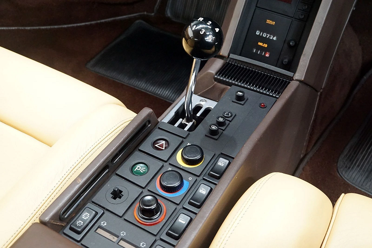 Ngoài chiếc Ferrari Testarossa, trước đó vào năm 2019, chiếc Daytona của Elton John cũng đã tham gia một cuộc đấu giá tại Silverstone Auctions. Elton John chỉ sở hữu chiếc xe này vỏn vẹn ba năm trước khi rao bán.