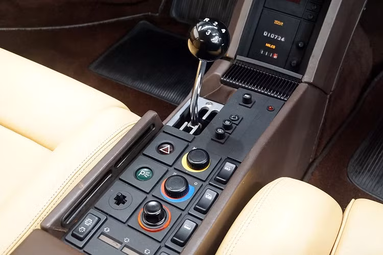 Ngoài chiếc Ferrari Testarossa, trước đó vào năm 2019, chiếc Daytona của Elton John cũng đã tham gia một cuộc đấu giá tại Silverstone Auctions. Elton John chỉ sở hữu chiếc xe này vỏn vẹn ba năm trước khi rao bán.