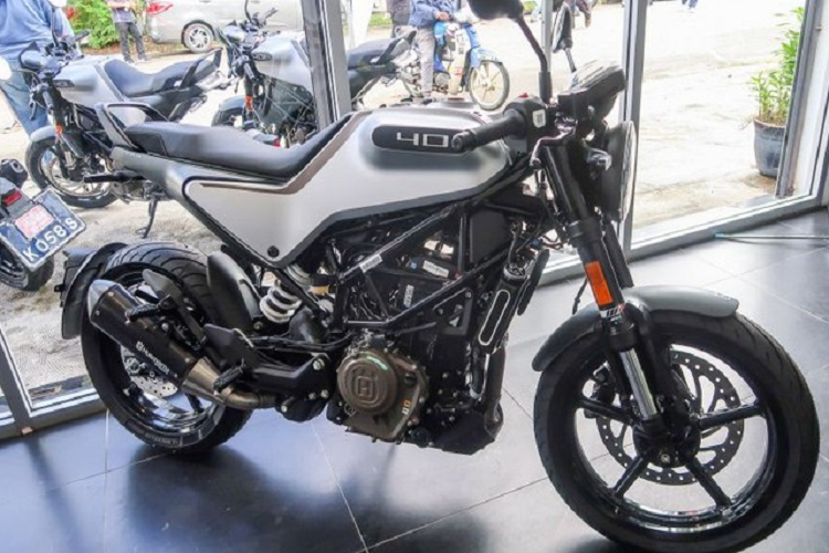 Hệ thống treo của xe mang thương hiệu WP gồm phuộc trước hành trình ngược 43 mm và giảm xóc đơn sau có hành trình 150 mm. Dàn chân của xe là bộ vành đúc hợp kim kích thước 17 inch đi kèm phanh đĩa ở cả trước và sau.