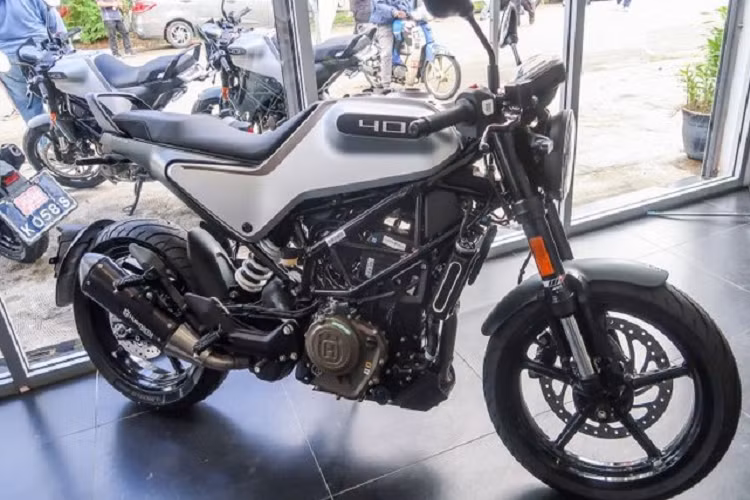 Hệ thống treo của xe mang thương hiệu WP gồm phuộc trước hành trình ngược 43 mm và giảm xóc đơn sau có hành trình 150 mm. Dàn chân của xe là bộ vành đúc hợp kim kích thước 17 inch đi kèm phanh đĩa ở cả trước và sau.