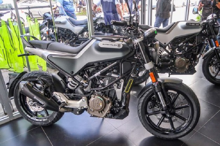 Trong đó, giá xe Husqvarna Svartpilen 250 có mức bán ra khởi điểm 24.800 Ringgit (tương đương khoảng 143 triệu đồng, cặp đôi Svartpilen 401 và Vitpilen 401 sẽ có giá bán ở mức 29.800 Ringgit (tương đương khoảng 171 triệu đồng).