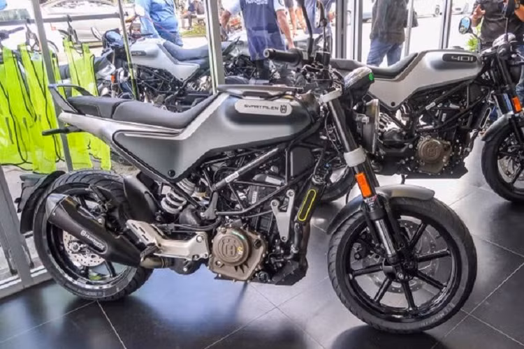 Trong đó, giá xe Husqvarna Svartpilen 250 có mức bán ra khởi điểm 24.800 Ringgit (tương đương khoảng 143 triệu đồng, cặp đôi Svartpilen 401 và Vitpilen 401 sẽ có giá bán ở mức 29.800 Ringgit (tương đương khoảng 171 triệu đồng).