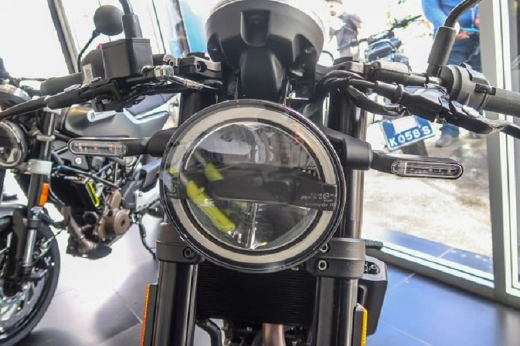 Trong khi đó, chiếc Svartpilen 250 sử dụng chung khung sườn và động cơ của mẫu KTM 250 Duke. Trái tim của xe là động cơ xylanh đơn, 249cc, sản sinh công suất 31 mã lực và mômen xoắn cực đại 24 Nm. Các trang bị khác như khung sườn, hệ thống treo và trang bị không có gì khác so với hai mẫu xe 401.