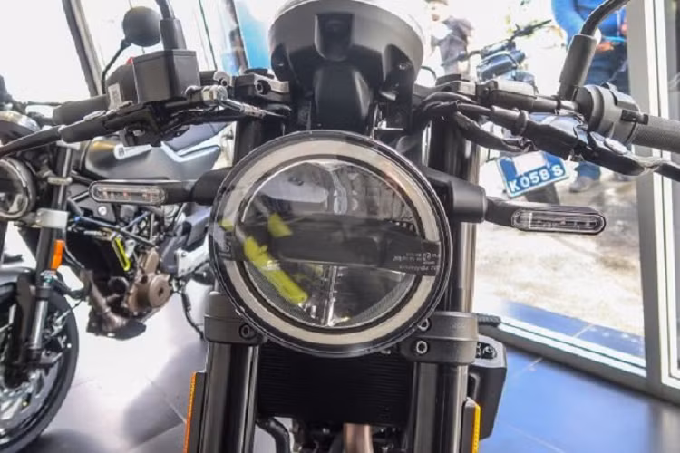 Trong khi đó, chiếc Svartpilen 250 sử dụng chung khung sườn và động cơ của mẫu KTM 250 Duke. Trái tim của xe là động cơ xylanh đơn, 249cc, sản sinh công suất 31 mã lực và mômen xoắn cực đại 24 Nm. Các trang bị khác như khung sườn, hệ thống treo và trang bị không có gì khác so với hai mẫu xe 401.