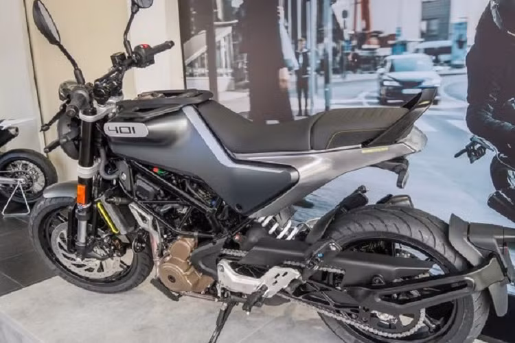 Theo các thông tin đã đăng tải trước đó, bộ đôi xe Husqvarna Svartpilen và Vitpilen thừa hưởng khung sườn, hệ thống treo và động cơ của người anh em KTM Duke. Vì vậy, bộ đôi xe Svartpilen 401 và Vitpilen 401 đều có khung sườn ống thép dạng lưới mắt cáo. Cung cấp sức mạnh cho xe là động cơ xylanh đơn dung tích 44 mã lực và mômen xoắn 37 Nm.