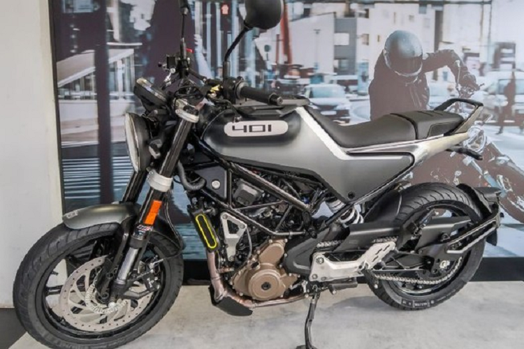 Được biết, chiếc xe naked-bike Husqvarna Svartpilen mang thiết kế Tracker cổ điển với tay lái cao cao, tư thế ngồi thoải mái. Ngược lại, mẫu Husqvarna Vitpilen cũng mang thiết kế cổ điển, nhưng đi theo phong cách Cafe Racer với tay lái được bố trí thấp, tạo nên tư thế ngồi chồm khá thể thao.