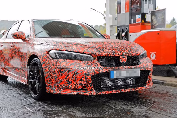 Dự kiến, Honda Civic Type R thế hệ mới sẽ dùng phiên bản nâng cấp của động cơ tăng áp 2.0L 4 xi-lanh, cho ra nhiều sức mạnh hơn thế hệ hiện tại (306 mã lực, mô-men xoắn 400 Nm), nhằm tăng khả năng cạnh tranh trước đối thủ Volkswagen Golf R 315 mã lực.