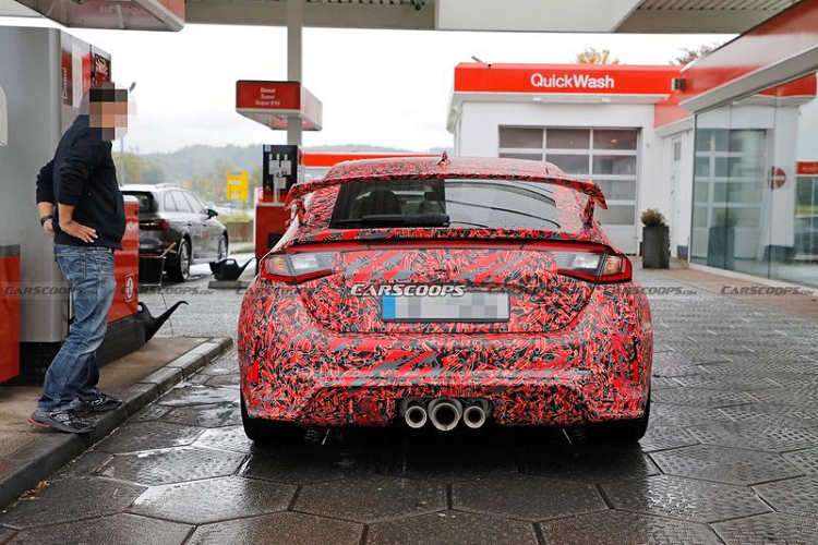 Bên cạnh đó, nguyên mẫu đặc biệt này còn được trang bị hộp số sàn 6 cấp với cần số kim loại như Civic Type R bản hiện hành. Ngoài ra, nội thất xe cũng được trang trí với những chi tiết bọc sợi nhỏ, ví dụ như trên vô lăng và bệ tỳ tay.