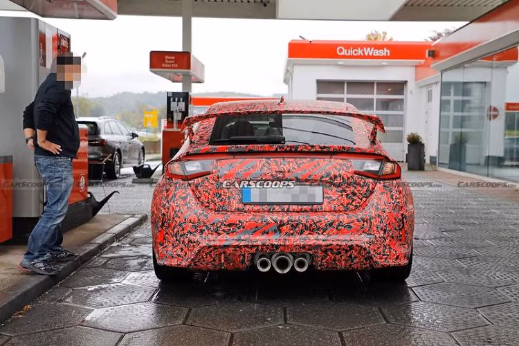 Bên cạnh đó, nguyên mẫu đặc biệt này còn được trang bị hộp số sàn 6 cấp với cần số kim loại như Civic Type R bản hiện hành. Ngoài ra, nội thất xe cũng được trang trí với những chi tiết bọc sợi nhỏ, ví dụ như trên vô lăng và bệ tỳ tay.