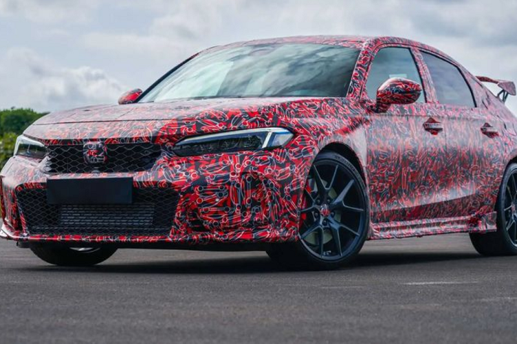 Các điểm đáng chú ý khác gồm mặt trước thể thao hơn, lưới tản nhiệt dạng mắt lưới độc đáo, huy hiệu Type R, phần hông khí động học, cánh gió sau nổi bật và cản sau mạnh mẽ tích hợp hệ thống ba ống xả đặt chính giữa.