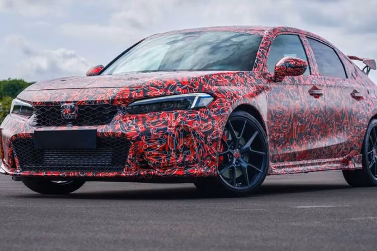 Các điểm đáng chú ý khác gồm mặt trước thể thao hơn, lưới tản nhiệt dạng mắt lưới độc đáo, huy hiệu Type R, phần hông khí động học, cánh gió sau nổi bật và cản sau mạnh mẽ tích hợp hệ thống ba ống xả đặt chính giữa.