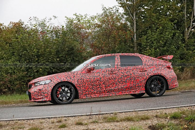 Đối với ngoại thất, giống như hình ảnh Honda đã công bố cách đây vài ngày, nguyên mẫu trong bài cho thấy Civic Type R 2022 sẽ có mui xe thông gió, khe gió trên chắn bùn trước và mâm xe trọng lượng nhẹ đi kèm hệ thống phanh Brembo với kẹp phanh màu đỏ.