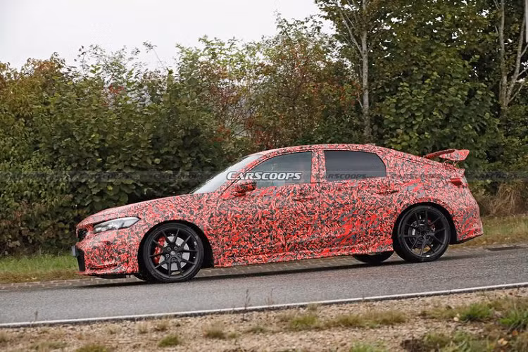 Đối với ngoại thất, giống như hình ảnh Honda đã công bố cách đây vài ngày, nguyên mẫu trong bài cho thấy Civic Type R 2022 sẽ có mui xe thông gió, khe gió trên chắn bùn trước và mâm xe trọng lượng nhẹ đi kèm hệ thống phanh Brembo với kẹp phanh màu đỏ.