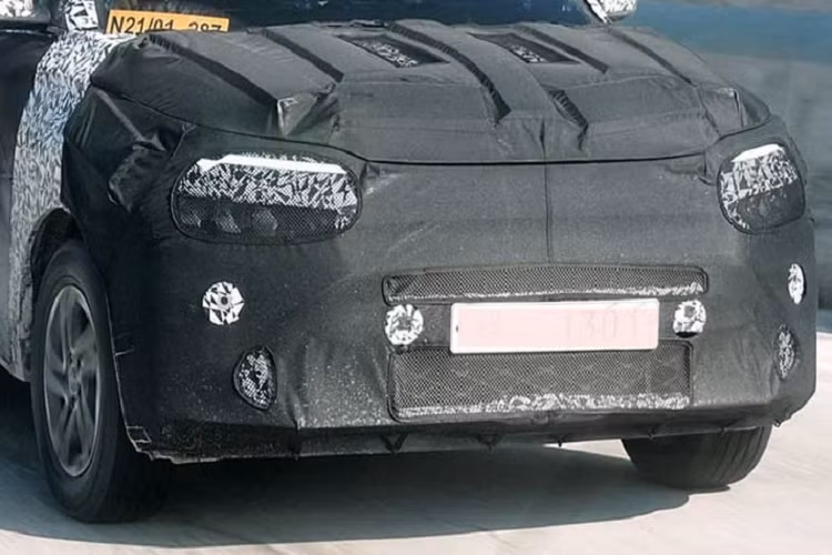 Nằm bên dưới nắp ca-pô của Kia Carens 2022 tại thị trường Ấn Độ nhiều khả năng là 2 loại động cơ giống Seltos. Đầu tiên là động cơ xăng 4 xi-lanh, hút khí tự nhiên, dung tích 1.5L với công suất tối đa 115 mã lực và mô-men xoắn cực đại 144 Nm. Thứ hai là động cơ diesel 4 xi-lanh, dung tích 1.5L với công suất tối đa 115 mã lực và mô-men xoắn cực đại 250 Nm.