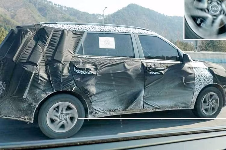 Ở bản cao cấp, mẫu MPV cỡ nhỏ này sẽ có thêm cửa sổ trời. Tuy nhiên, cửa sổ trời này được dự đoán là có thiết kế 1 mảnh và chỉnh điện, tương tự trang bị dùng cho Kia Sonet cũng như Seltos ở thị trường Ấn Độ. Những hình ảnh chụp Kia Carens 2022 trên đường thử cho thấy mẫu xe này có chiều dài chỉ khoảng 4.500 mm. Nếu đúng như vậy, đây sẽ là đối thủ mới dành cho Suzuki Ertiga và Mitsubishi Xpander.