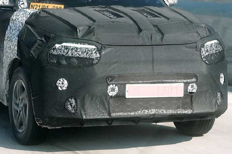 Nằm bên dưới nắp ca-pô của Kia Carens 2022 tại thị trường Ấn Độ nhiều khả năng là 2 loại động cơ giống Seltos. Đầu tiên là động cơ xăng 4 xi-lanh, hút khí tự nhiên, dung tích 1.5L với công suất tối đa 115 mã lực và mô-men xoắn cực đại 144 Nm. Thứ hai là động cơ diesel 4 xi-lanh, dung tích 1.5L với công suất tối đa 115 mã lực và mô-men xoắn cực đại 250 Nm.