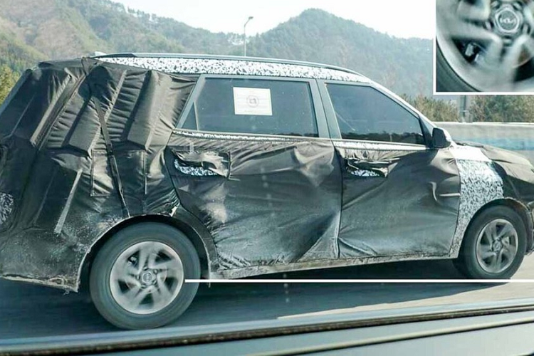 Ở bản cao cấp, mẫu MPV cỡ nhỏ này sẽ có thêm cửa sổ trời. Tuy nhiên, cửa sổ trời này được dự đoán là có thiết kế 1 mảnh và chỉnh điện, tương tự trang bị dùng cho Kia Sonet cũng như Seltos ở thị trường Ấn Độ. Những hình ảnh chụp Kia Carens 2022 trên đường thử cho thấy mẫu xe này có chiều dài chỉ khoảng 4.500 mm. Nếu đúng như vậy, đây sẽ là đối thủ mới dành cho Suzuki Ertiga và Mitsubishi Xpander.