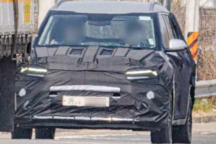 Hiện chưa có nhiều thông tin liên quan đến Kia Carens 2022 hoàn toàn mới. Tuy nhiên, mẫu MPV này được cho là sẽ dùng chung cơ sở gầm bệ với SUV cỡ nhỏ Kia Seltos. Do đó, sẽ không bất ngờ nếu Kia Carens 2022 thừa hưởng những chi tiết thiết kế đặc trưng của người anh em Seltos như lưới tản nhiệt "mũi hổ". Ngoài ra, mẫu MPV cỡ nhỏ mới của gia đình Kia còn được trang bị hệ thống đèn pha LED tích hợp dải đèn LED định vị ban ngày và đèn sương mù LED phía trước.