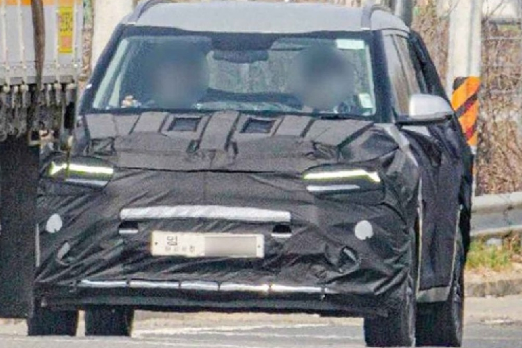 Hiện chưa có nhiều thông tin liên quan đến Kia Carens 2022 hoàn toàn mới. Tuy nhiên, mẫu MPV này được cho là sẽ dùng chung cơ sở gầm bệ với SUV cỡ nhỏ Kia Seltos. Do đó, sẽ không bất ngờ nếu Kia Carens 2022 thừa hưởng những chi tiết thiết kế đặc trưng của người anh em Seltos như lưới tản nhiệt "mũi hổ". Ngoài ra, mẫu MPV cỡ nhỏ mới của gia đình Kia còn được trang bị hệ thống đèn pha LED tích hợp dải đèn LED định vị ban ngày và đèn sương mù LED phía trước.