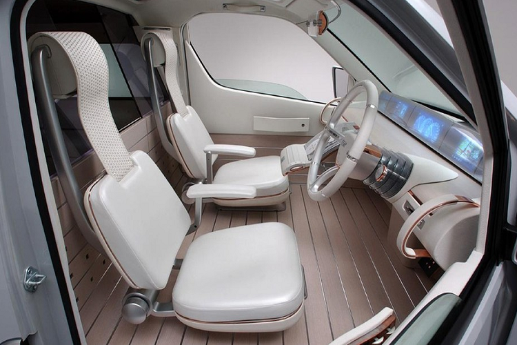 Nó có một vách ngăn giữa cabin phía trước và không gian phía sau, nhưng vách ngăn này có kèm một cánh cửa để nhanh chóng tiếp cận phía sau. Cơ bản mà nói, nó là một văn phòng di động đúng nghĩa.