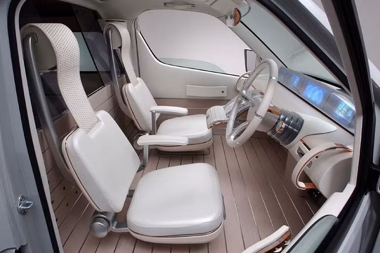 Nó có một vách ngăn giữa cabin phía trước và không gian phía sau, nhưng vách ngăn này có kèm một cánh cửa để nhanh chóng tiếp cận phía sau. Cơ bản mà nói, nó là một văn phòng di động đúng nghĩa.