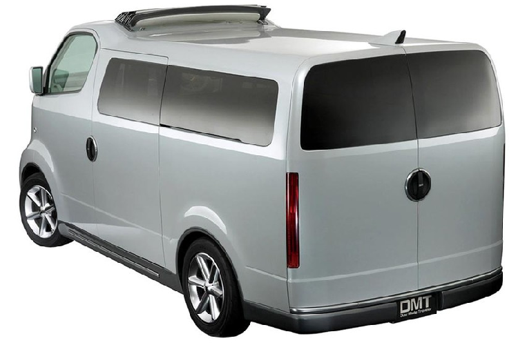 Đồng thời, ta còn thấy sự hiện diện của các bề mặt gỗ sáng màu, những chiếc ghế trông sang trọng và tương lai với phần gối tựa đầu kỳ dị, các nút điều khiển lớn trên cụm điều khiển trung tâm, và bảng đồng hồ dài hết chiều rộng phát ra ánh sáng xanh lôi cuốn.