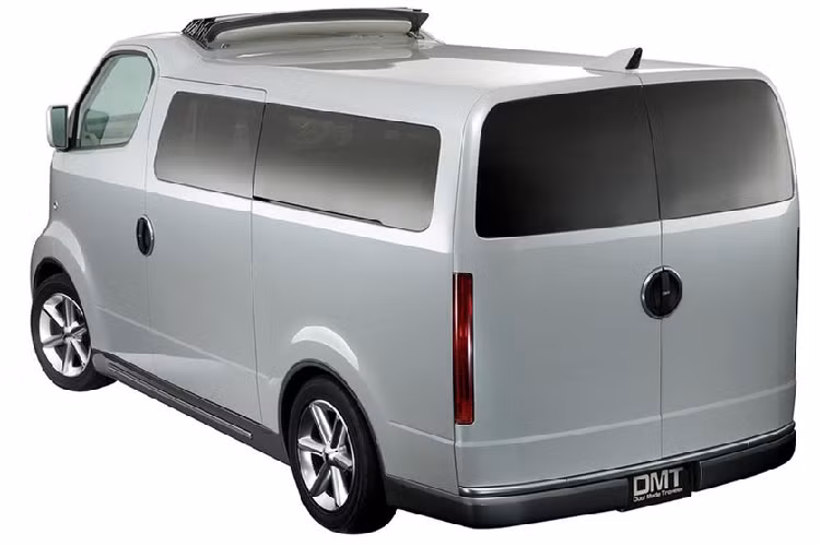 Đồng thời, ta còn thấy sự hiện diện của các bề mặt gỗ sáng màu, những chiếc ghế trông sang trọng và tương lai với phần gối tựa đầu kỳ dị, các nút điều khiển lớn trên cụm điều khiển trung tâm, và bảng đồng hồ dài hết chiều rộng phát ra ánh sáng xanh lôi cuốn.