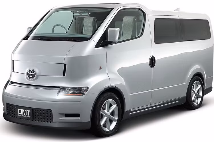 Về tên gọi, chiếc xe Van Toyota DMT 2001 là từ viết tắt cho cụm “Dual Mode Traveler” (tạm dịch: “xe du lịch hai chế độ”). Trong đó, từ “dual mode” là để ám chỉ bản chất hybrid của mẫu xe van này, bởi vì trong khi phía đầu xe trông có vẻ bình thường, thì ở phía sau, nó đã được thiết kế để trở thành một không gian đa năng cho chủ sở hữu tận dụng. 