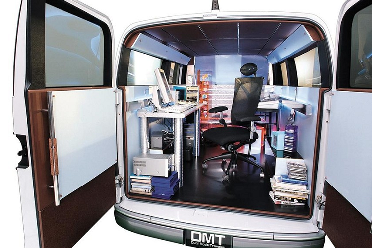 Trong khi vẻ ngoài của DMT có thể không gây ấn tượng mạnh (ngoại trừ phần cửa sổ trời với mui gấp), không gian nội thất của nó là một đặc điểm khó quên. Khoang lái phía trước trông rất rộng rãi, không hề tạo cảm giác không gian ngột ngạt mà bạn thường thấy ở một chiếc xe van lao động.