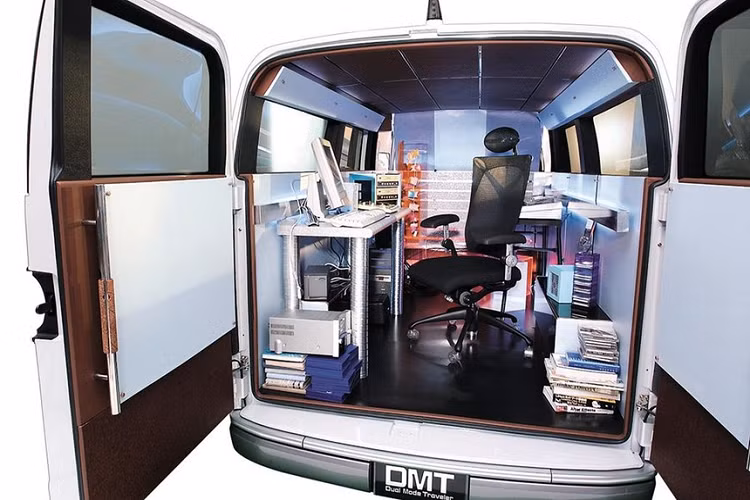 Trong khi vẻ ngoài của DMT có thể không gây ấn tượng mạnh (ngoại trừ phần cửa sổ trời với mui gấp), không gian nội thất của nó là một đặc điểm khó quên. Khoang lái phía trước trông rất rộng rãi, không hề tạo cảm giác không gian ngột ngạt mà bạn thường thấy ở một chiếc xe van lao động.